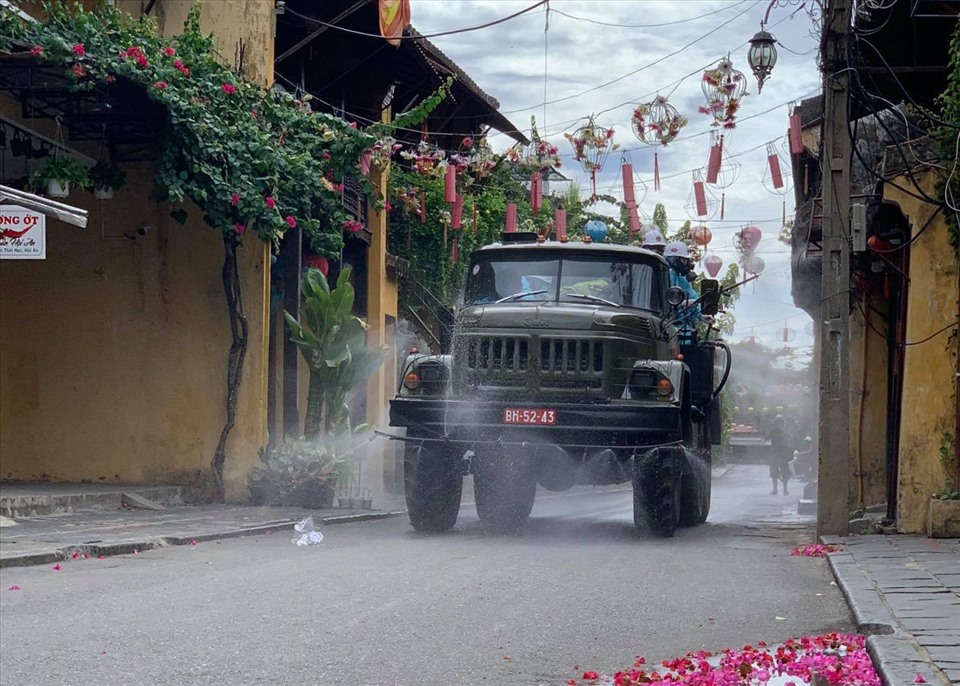 Xe chuyên dụng của quân sự Quân khu 5 phun tiêu độc khử trùng phố cổ Hội An. Ảnh: Nguyễn Sơn Thủy