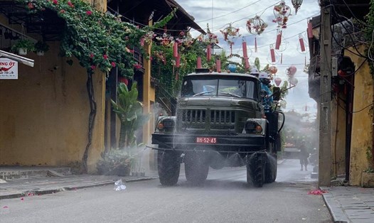 Xe chuyên dụng của quân sự Quân khu 5 phun tiêu độc khử trùng phố cổ Hội An. Ảnh: Nguyễn Sơn Thủy