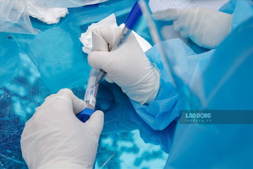 Mở rộng năng lực thực hiện xét nghiệm, tăng công suất xét nghiệm COVID-19. Ảnh: Tô Thế.