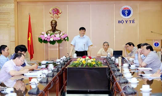Quyền Bộ trưởng Nguyễn Thanh Long chủ trì cuộc họp giao ban sáng 2.8. Ảnh: BYT cung cấp