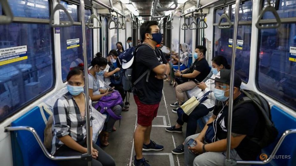Hành khách đeo khẩu trang phòng ngừa COVID-19 trên một chuyến tàu ở thành phố Quezon, Vùng Thủ đô Quốc gia Metro Manila, Philippines, ngày 21.7. Ảnh: Reuters