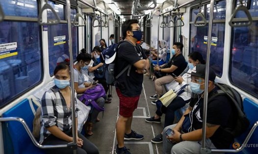 Hành khách đeo khẩu trang phòng ngừa COVID-19 trên một chuyến tàu ở thành phố Quezon, Vùng Thủ đô Quốc gia Metro Manila, Philippines, ngày 21.7. Ảnh: Reuters