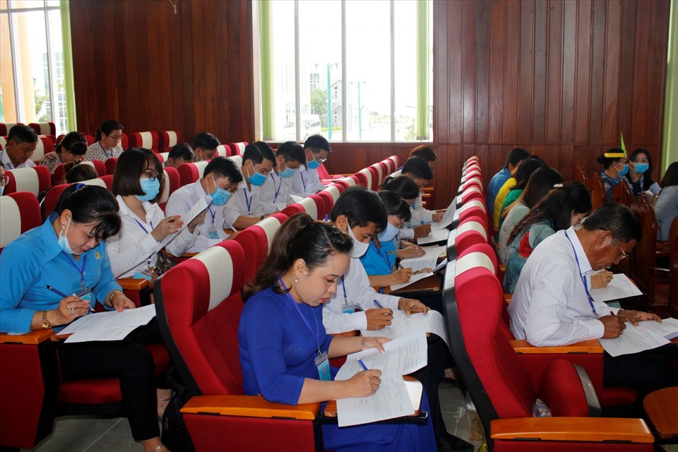 Các thí sinh thi phần trắc nghiệm. Ảnh: B.T