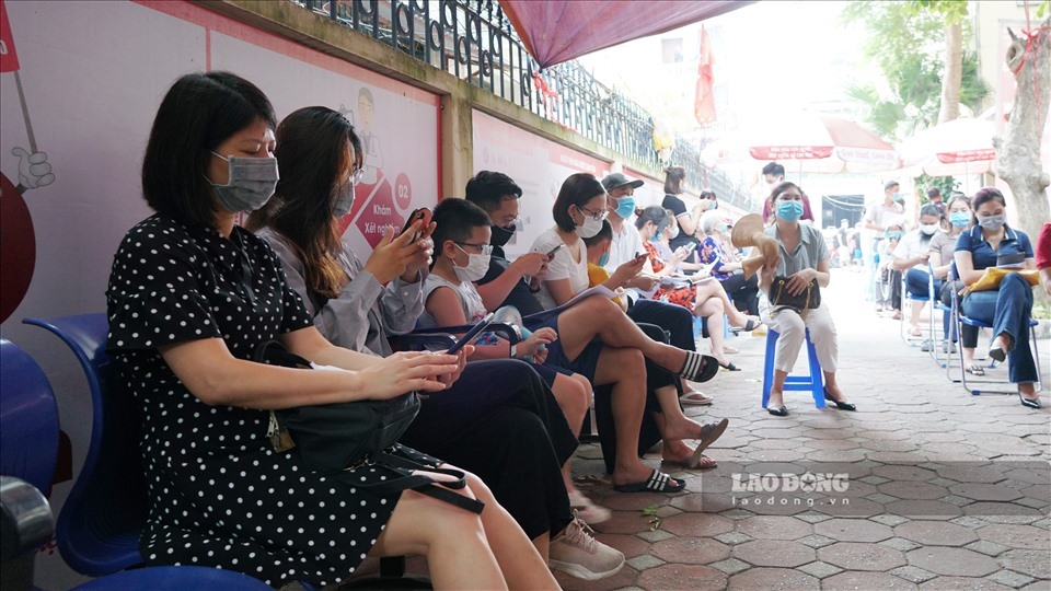 Người dân đi test nhanh COVID-19. Ảnh: Phạm Đông