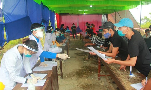 Lực lượng chức năng tại Chốt kiểm soát y tế số 2 Thừa Thiên Huế đo thân nhiệt, kê khai y tế đối với vào địa bàn. Ảnh: P. Đạt.