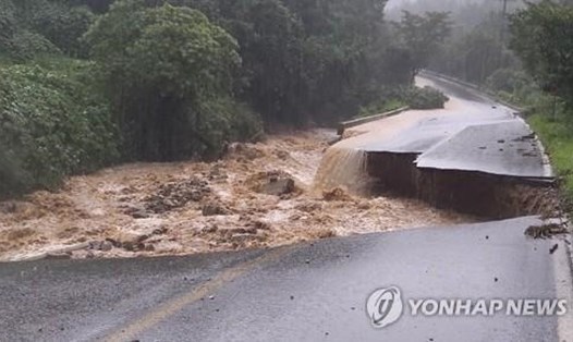 Một con đường ở Chungju, tỉnh Bắc Chungcheong bị hư hại nghiêm trọng khiến một lính cứu hỏa mất tích vào ngày 2.8. Ảnh: Yonhap