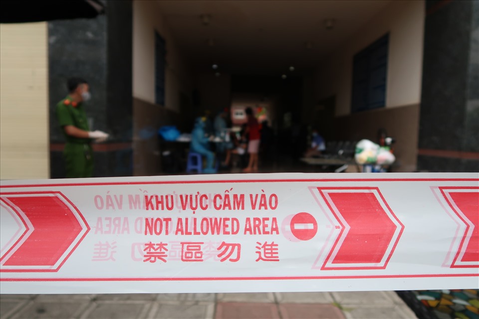 Cơ quan chức năng phong tỏa 1 Block thuộc Chung cư Thái An 2, đường Nguyễn Văn Quá, phường Đông Hưng Thuận, quận 12 – nơi bệnh nhân 567 cư ngụ. Ảnh: Hữu Huy