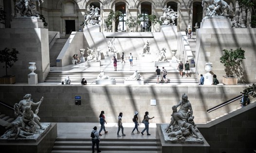 Khách đeo khẩu trang đến thăm bảo tàng Louvre vào ngày 6.8 ở Paris, Pháp. Ảnh: AFP.