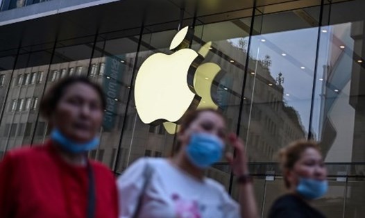 Logo của Apple bên ngoài cửa hàng của hãng tại Thượng Hải, Trung Quốc. Ảnh: AFP.