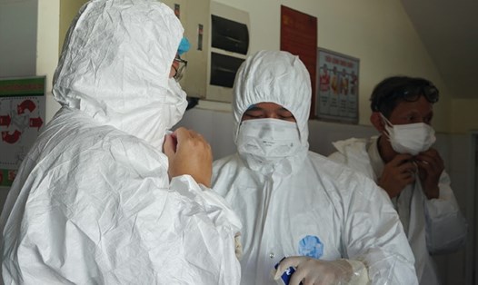 Các chuyên gia đang tập trung cứu chữa các bệnh nhân tại Đà Nẵng. Ảnh: Bộ Y tế cung cấp