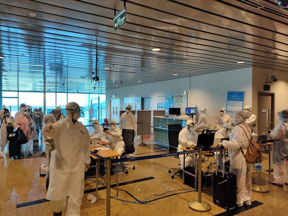 Sân bay Cam Ranh vốn nhộn nhịp đón du khách, nay chỉ còn vài chuyến bay thực sự cần thiết do nhà nước tổ chức đón công dân. Ảnh Phương Linh