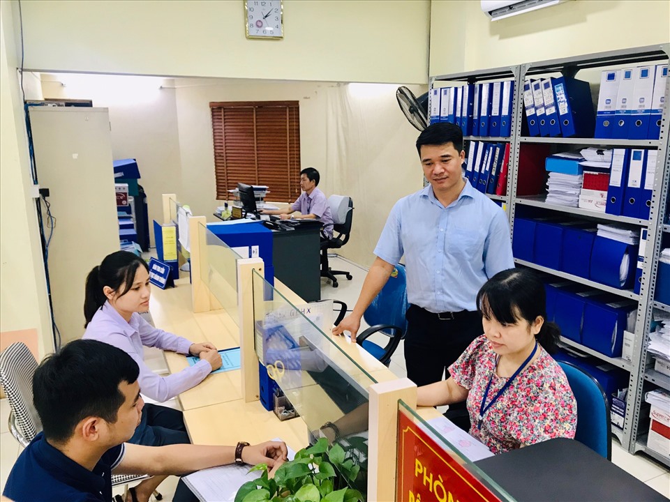 TS. Trần Hưng Hà, Cục trưởng Cục Quản lý đường bộ I (người đứng) là một trong những tấm gương điển hình tiên tiến trong các phong trào thi đua. Ảnh: Quốc Thế