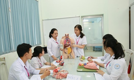 Sinh viên khối ngành Sức khoẻ học thực hành tại Đại học Văn Lang. Ảnh: Nhà trường cung cấp