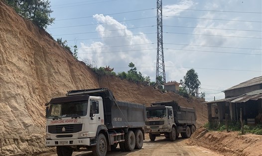 Công ty CP phát triển KCN Việt Hưng khai thác mỏ đất, uy hiếp tới sự an toàn của cột điện truyền tải lưới điện quốc gia. Ảnh: Trần Ngọc Duy