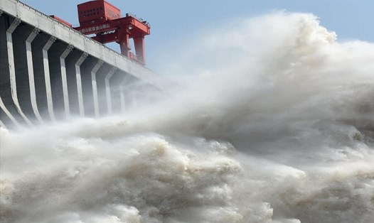 Mưa lũ kéo dài bắt buộc Trung Quốc phải xả lũ để giảm áp lực hồ chứa. Ảnh: Reuters