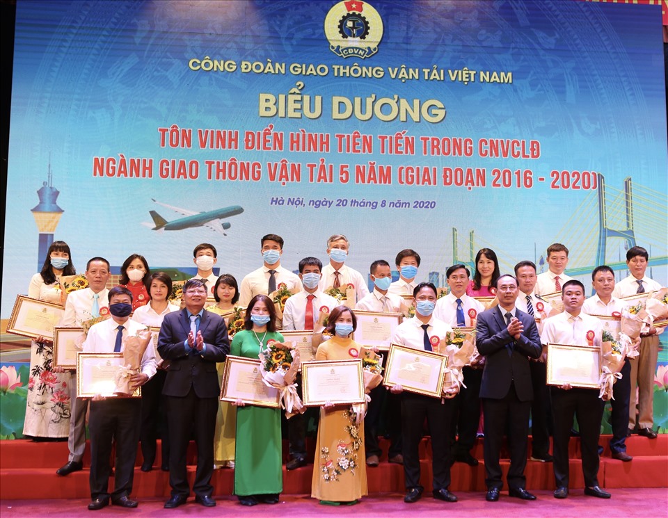 Lãnh đạo Tổng LĐLĐVN và Bộ Giao thông Vận tải tặng Bằng khen cho các điển hình tiên tiến. Ảnh: Hà Anh