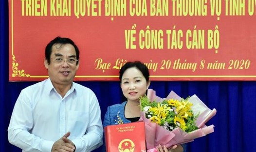 Chủ tịch UBND tỉnh Bạc Liêu trao quyết định cho bà Trần Thị Lan Phương làm Giám đốc Sở Văn hóa Thông tin thể thao Du lịch (ảnh Nhật Hồ)