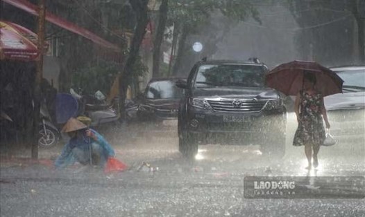 Hoàn lưu bão số 4 gây mưa lớn kéo dài ở Bắc Bộ. Ảnh: Tạ Quang.