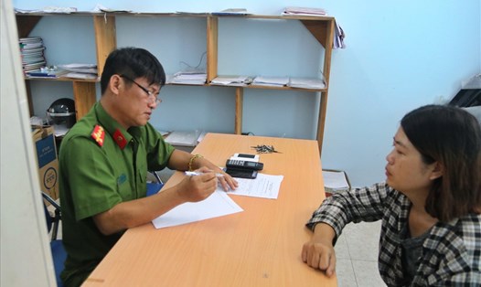 Cán bộ công an xã Vĩnh Lương (Thành phố Nha Trang) lấy lời khai của T. T. K.C tại trụ sở sau khi C. “khỏe” lại. Ảnh: Phương Linh