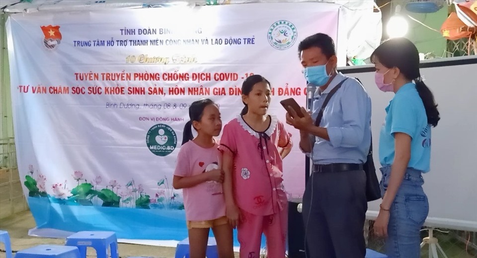 Hướng dẫn cài đặt ứng dụng bảo vệ cộng đồng Bluezone. Ảnh: Dương Bình