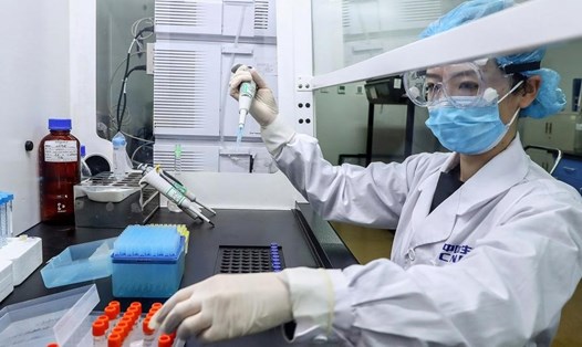 Thử nghiệm vaccine COVID-19 tại nhà máy sản xuất của Sinopharm ở Bắc Kinh, Trung Quốc ngày 11.4.2020. Ảnh: Tân Hoa Xã