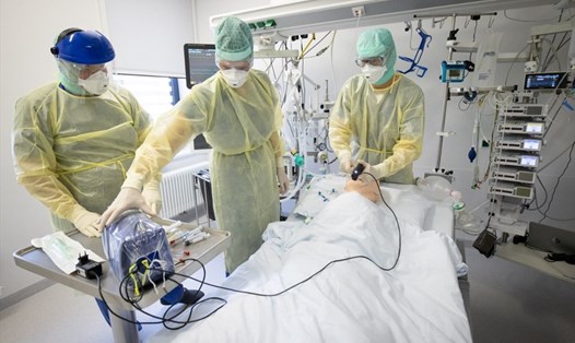 Nhân viên y tế đang chỉ dẫn cách đặt nội khí quản cho bệnh nhân tại phòng chăm sóc đặc biệt của trung tâm y tế đại học Schleswig-Holstein (UKSH) vào ngày 19.8 Kiel, Đức. Ảnh: AFP.