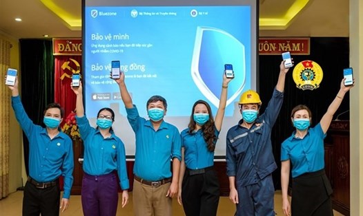 Cán bộ công đoàn và đoàn viên huyện Thanh Liêm, Hà Nam cài đặt ứng dụng Bluezone. Ảnh: Hoàng Hải