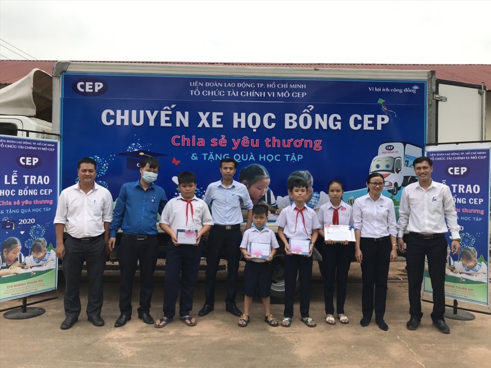 Học sinh vượt khó học giỏi ở phường An Thạnh, Thành phố Thuận An, Bình Dương nhận học bổng và quà để chuẩn bị vào năm học mới.Ảnh: Dương Bình