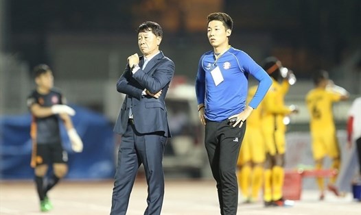 Yang Jae-mo (phải) là trợ lý thân cận của ông Chung Hae-seong tại đội HAGL lẫn TP.HCM. Ảnh: VPF.