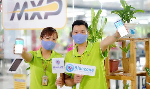 Người lao động Công ty Cổ phần Sản xuất hàng thể thao MXP hưởng ứng việc cài đặt ứng dụng Bluezone. Ảnh: MXP
