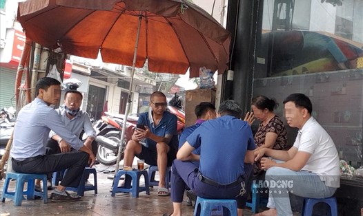 Nhiều người uống hàng nước vỉa hè ở phố Tôn Đức Thắng (Hà Nội). Ảnh: G.Tùng