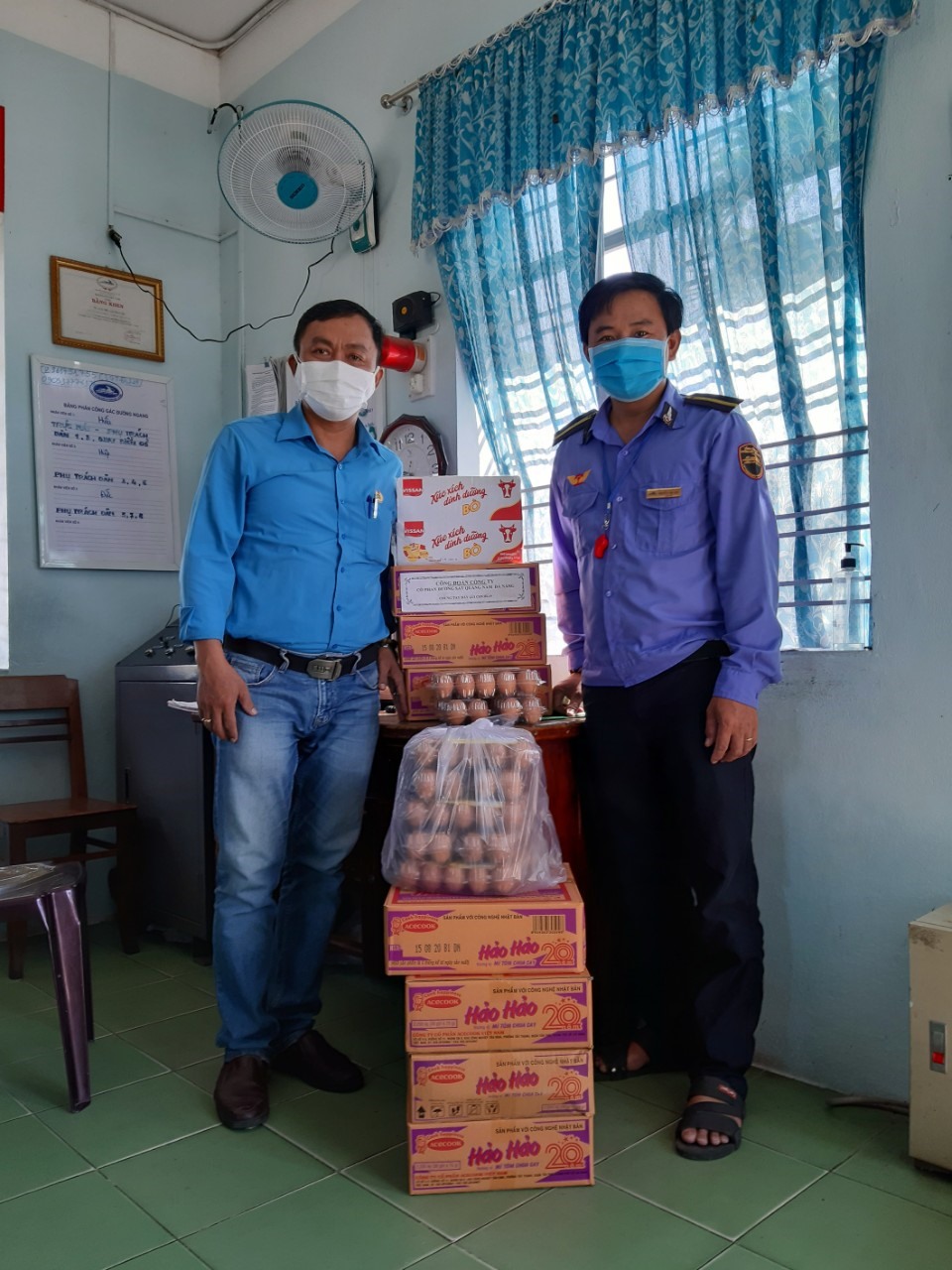 Công đoàn Công ty CPĐS Quảng Nam – Đà Nẵng thăm hỏi, động viên người lao động tại điểm gác chắn Nguyễn Đức Trung (Km 789+090. Ảnh: Nguyễn Văn Tùng