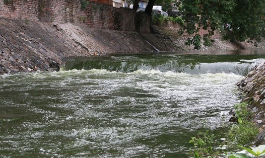 Tháng 7 năm ngoái, 1,5 triệu m3 nước Hồ Tây đã được xả trực tiếp vào đầu nguồn sông Tô Lịch cuốn băng thành quả nghiên cứu làm sạch sông miễn phí của các nhà khoa học Nhật Bản (Ảnh Tô Thế/LĐO)