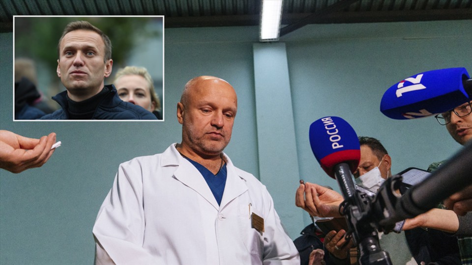 Bác sĩ Anatoly Kalinichenko ở bệnh viện tại Omsk cho biết về tình trạng sức khỏe của Alexei Navalny (ảnh nhỏ). Ảnh: Sputnik