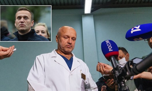 Bác sĩ Anatoly Kalinichenko ở bệnh viện tại Omsk cho biết về tình trạng sức khỏe của Alexei Navalny (ảnh nhỏ). Ảnh: Sputnik