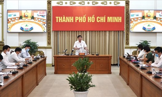 Chủ tịch UBND TPHCM Nguyễn Thành Phong báo cáo kết quả đầu tư công tại điểm cầu TPHCM.  Ảnh: Trung tâm báo chí