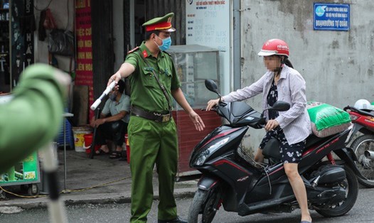 Nhiều trường hợp không đeo khẩu trang bị xử lý ở Hà Nội. Ảnh: T. Sơn