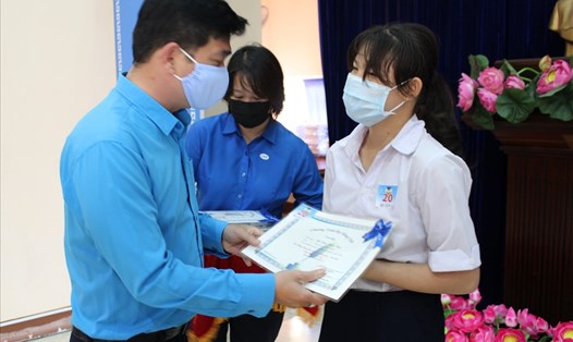 Ông Nguyễn Trọng Nghĩa, Chủ tịch LĐLĐ Quận 8, TPHCM trao học bổng CEP cho con CNVCLĐ. Ảnh Đức Long