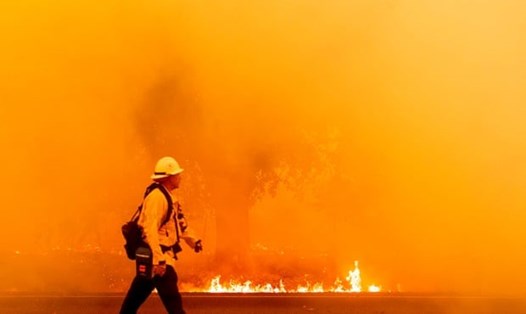 Một nhân viên cứu hỏa đang tiếp cận khu vực hỏa hoạn ở Fairfield, California, Mỹ. Ảnh: AFP.