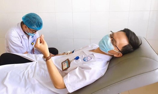 Nam bác sĩ hiến máu cho nữ bệnh nhân. Ảnh: BVĐK tỉnh Quảng Trị.
