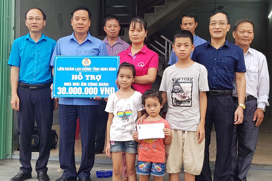 Đại diện lãnh đạo LĐLĐ tỉnh Ninh Bình trao tiền hỗ trợ cho gia đình chị Tạ Thị Lụa. Ảnh: NT