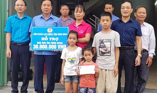Đại diện lãnh đạo LĐLĐ tỉnh Ninh Bình trao tiền hỗ trợ cho gia đình chị Tạ Thị Lụa. Ảnh: NT