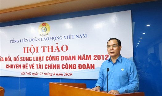 Uỷ viên Trung ương Đảng, Chủ tịch Tổng Liên đoàn Lao động Việt Nam Nguyễn Đình Khang phát biểu tại hội thảo. Ảnh: Bảo Hân.