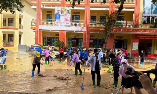 Dọn bùn đất khắc phục lũ lụt tại một trường học tỉnh Yên Bái. Ảnh: PCTT