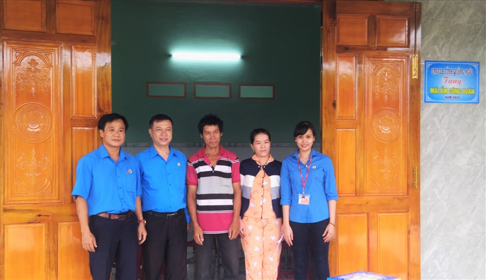 Trao "Mái ấm công đoàn" cho đoàn viên có hoàn cảnh khó khăn ở Quảng Ngãi. Ảnh: Xuân Quang