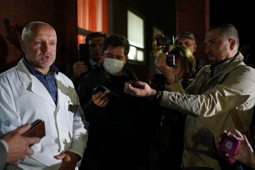 Bác sĩ thông tin về tình hình của thủ lĩnh đối lập Nga hôm 21.8. Ảnh: AFP.