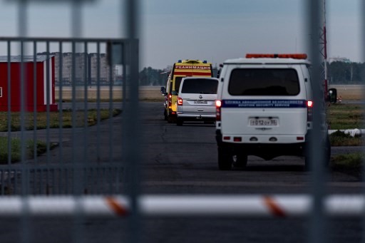 Xe cấp cứu chở thủ lĩnh đối lập Nga Alexei Navalny vào sân bay Omsk hôm 22.8. Ảnh: AFP.