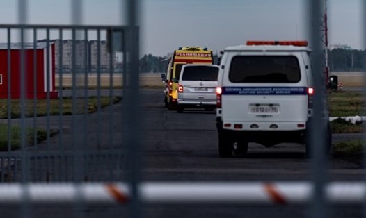 Xe cấp cứu chở thủ lĩnh đối lập Nga Alexei Navalny vào sân bay Omsk hôm 22.8. Ảnh: AFP.