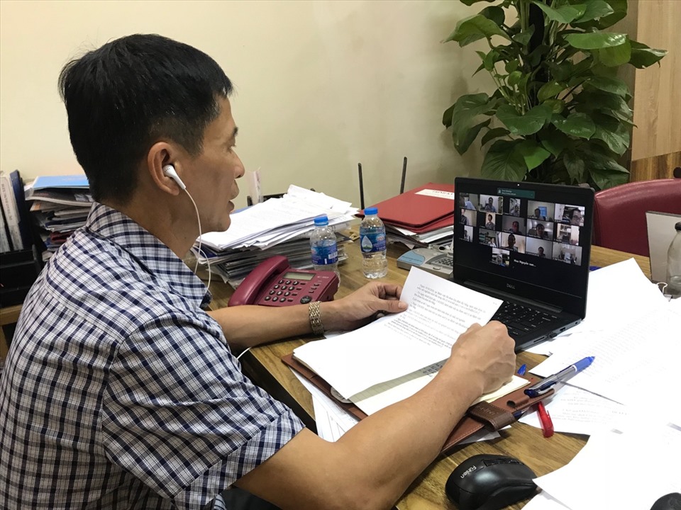 Đồng chí Nguyễn Thanh Hoàn  chủ trì cuộc họp trực tuyến. Ảnh: Chu Kiên