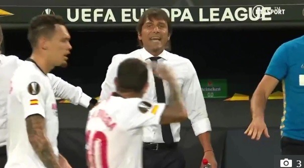 Banegar có hành động giễu cợt mái tóc của Conte, khiến ông đùng đùng nổi giận. Ảnh: BT.